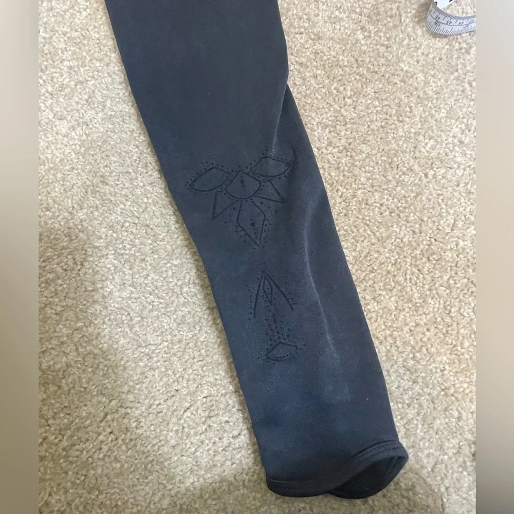 GYMSHARK black textured leggings with designs on front size XS - Picture 5 of 8